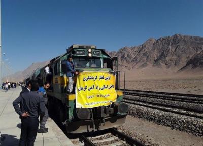نخستین قطار گردشگری داخل استانی در کرمان راه اندازی شد