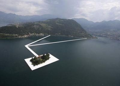 اسکله ای شناور در دریاچه ای ایتالیایی