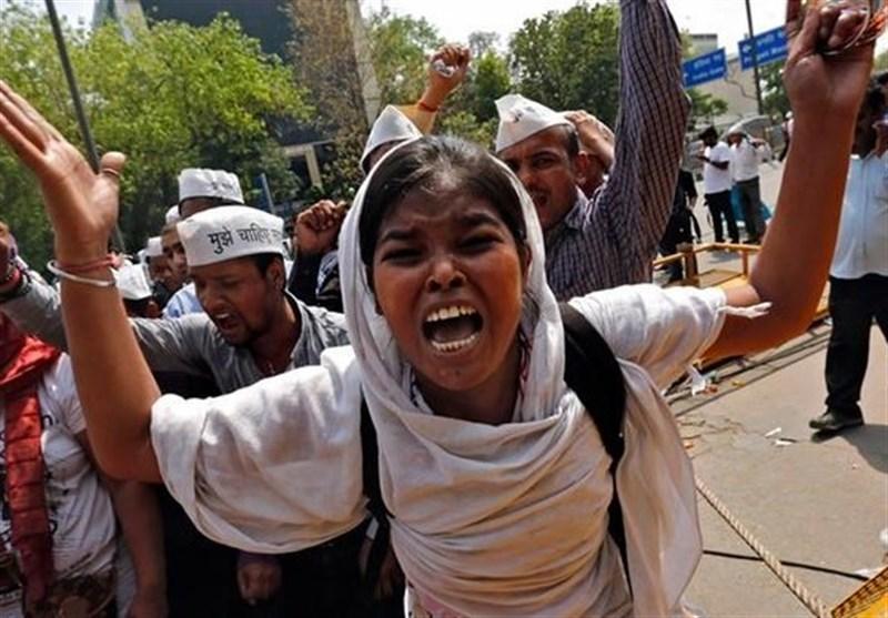 اعتراض بانوان هند به اجباری شدن عقاید مذهب هندو در دانشگاه ها و بی احترامی به دانشجویان
