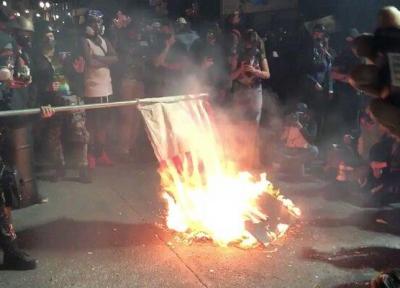 آمریکایی ها پرچم کشورشان را به آتش کشیدند