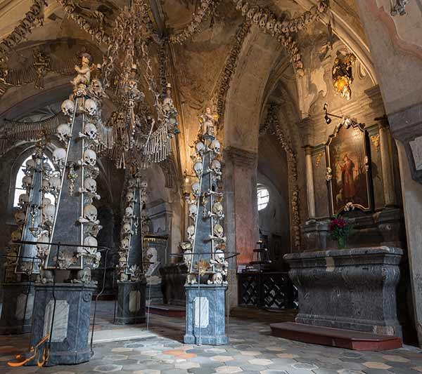 تور پراگ: این کلیسا در پراگ از استخوان ساخته شده است!