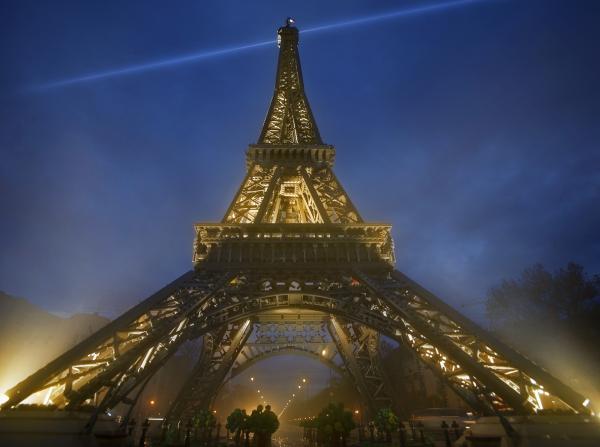 یک عکاس از 10 هزار قطعه لگو برای ساختن یک نمونه واقع نما و با جزئیات برج ایفل استفاده نموده است